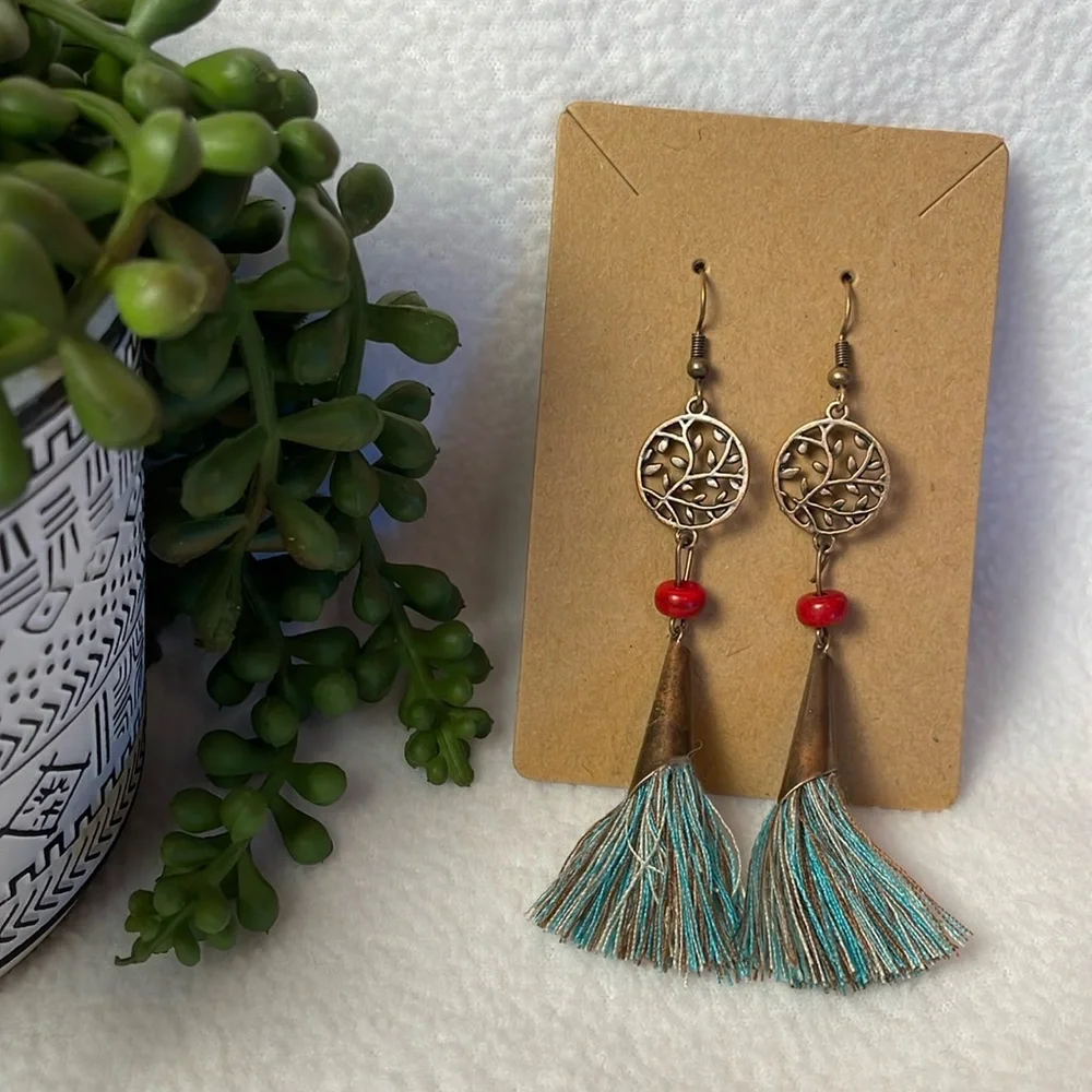 ❌SOLD❌Festival boho tassel earrings NWT - Picture 1 of 5